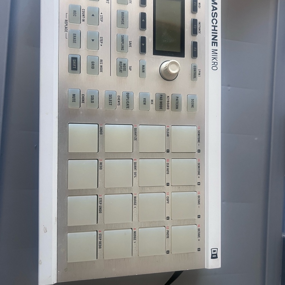 Native Instruments Maschine Mikro 2 Music Production Controller